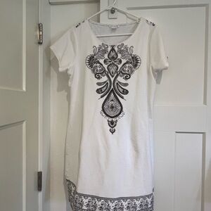 VENUS White Size Tag Tee with Black Logo Label